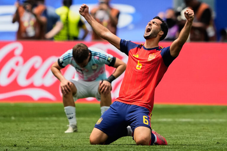 Mikel Merino (#6) célèbre après la victoire de l'Espagne sur la Belgique lors d'un match quart de finale de la Coupe du Monde de la FIFA 2026 à Inglewood, Californie, États-Unis, le 10 juillet 2026. /VCG