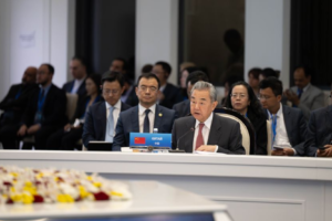Le ministre chinois des Affaires étrangères appelle à une coopération plus étroite avec l&rsquo;OCS pour construire un monde multipolaire