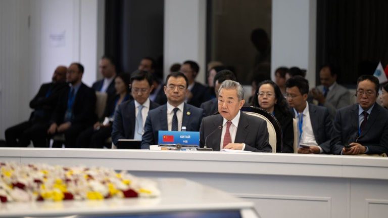Le ministre chinois des Affaires étrangères appelle à une coopération plus étroite avec l&rsquo;OCS pour construire un monde multipolaire