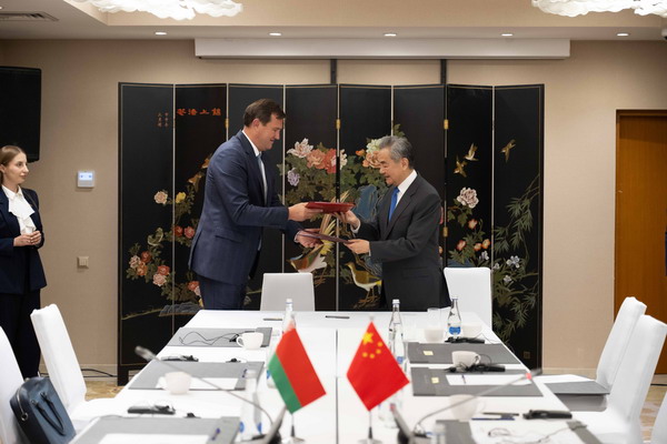 Le ministre chinois des Affaires étrangères Wang Yi (à droite) et le ministre biélorusse des Affaires étrangères Maxim Ryzhenkov échangent des documents après la signature du plan de consultation 2026-2027 entre les ministères des Affaires étrangères de la Chine et de la Biélorussie au Kirghizistan, le 23 juillet 2026. /Ministère chinois des Affaires étrangères