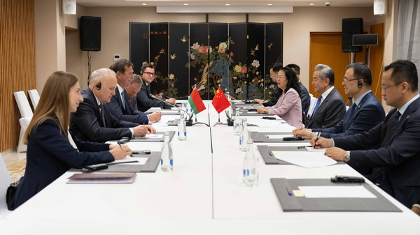 Le ministre chinois des Affaires étrangères Wang Yi (au centre à droite) rencontre son homologue biélorusse Maxim Ryzhenkov avant la réunion du Conseil des ministres des Affaires étrangères des États membres de l'Organisation de coopération de Shanghai au Kirghizistan, le 23 juillet 2026. /Ministère chinois des Affaires étrangères