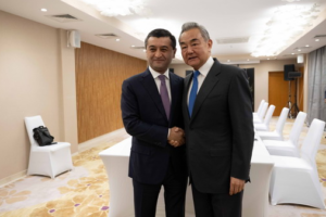 Le ministre chinois des Affaires étrangères rencontre son homologue ouzbek