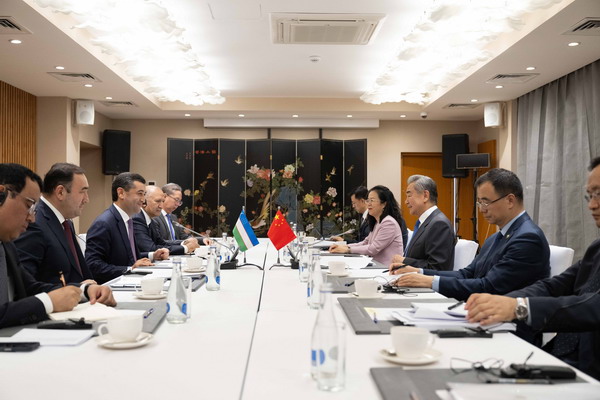 Le ministre chinois des Affaires étrangères Wang Yi, également membre du Bureau politique du Comité central du Parti communiste chinois, rencontre le ministre ouzbek des Affaires étrangères Bakhtiyor Saidov avant la réunion du Conseil des ministres des Affaires étrangères des États membres de l'Organisation de coopération de Shanghai (OCS) au Kirghizistan, le 23 juillet 2026. /Ministère chinois des Affaires étrangères