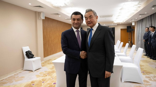 Le ministre chinois des Affaires étrangères Wang Yi (à droite), également membre du Bureau politique du Comité central du Parti communiste chinois, serre la main du ministre ouzbek des Affaires étrangères Bakhtiyor Saidov avant la réunion du Conseil des ministres des Affaires étrangères des États membres de l'Organisation de coopération de Shanghai au Kirghizistan, le 23 juillet 2026. /Ministère chinois des Affaires étrangères