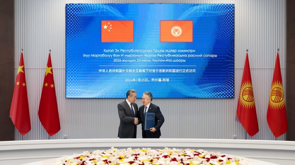 Le ministre chinois des Affaires étrangères Wang Yi (à gauche), également membre du Bureau politique du Comité central du Parti communiste chinois, rencontre le ministre kirghize des Affaires étrangères Jeenbek Kulubaev à Cholpon-Ata, au Kirghizistan, le 25 juillet 2026. /Ministère chinois des Affaires étrangères