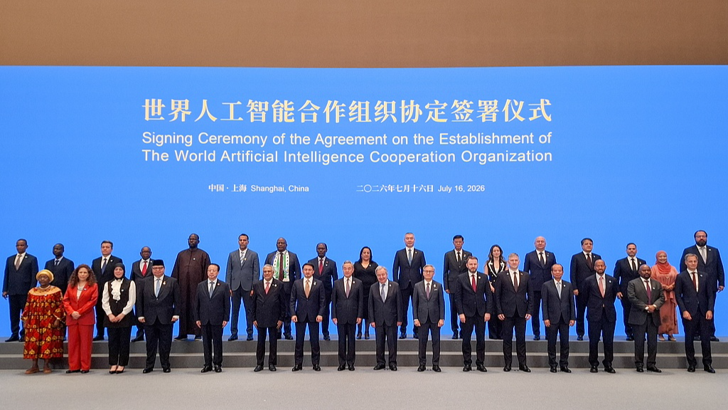 Des responsables posent pour une photo de groupe lors d'une cérémonie de signature d'un accord sur la création de l'Organisation mondiale de coopération en matière d'IA à Shanghai, en Chine, le 16 juillet 2026. /VCG