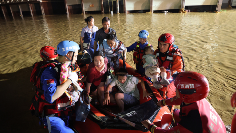 Le personnel de secours évacue les habitants d'un village touché par les inondations de la ville de Nanning, dans la région autonome Zhuang du Guangxi, dans le sud de la Chine, le 6 juillet 2026. /VCG