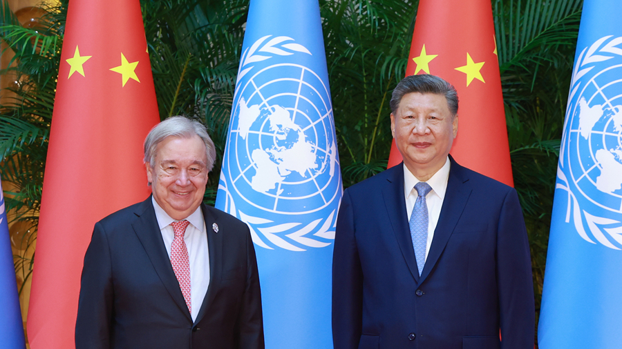 Le président chinois Xi Jinping (à droite) rencontre le secrétaire général des Nations Unies Antonio Guterres, qui est en Chine pour la Conférence mondiale sur l'intelligence artificielle 2026 et la réunion de haut niveau sur la gouvernance mondiale de l'IA à Shanghai, dans l'est de la Chine, le 17 juillet 2026. /Xinhua