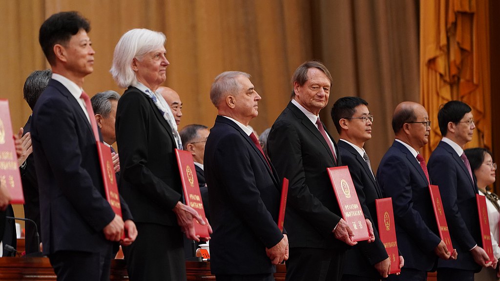 Des chercheurs étrangers reçoivent le Prix chinois de la coopération scientifique et technologique internationale 2025, à Pékin, le 8 juillet 2026. /VCG