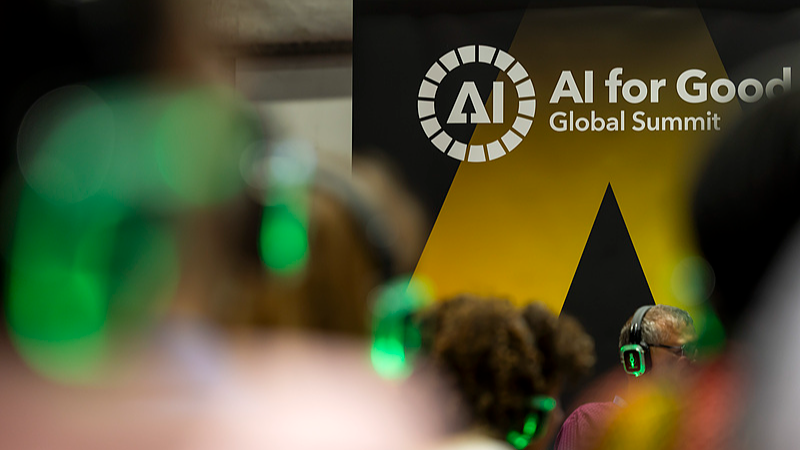 Des visiteurs portant des écouteurs écoutent une conférence lors du Sommet mondial AI for Good à Palexpo à Genève, Suisse, le 7 juillet 2026. /VCG