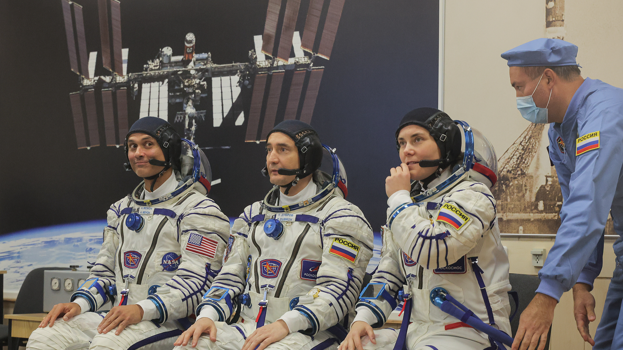 (De gauche à droite) Les membres de l'équipage, l'astronaute de la NASA Anil Menon, les cosmonautes de Roscosmos Pyotr Dubrov et Anna Kikina vérifient leurs combinaisons spatiales avant le lancement du vaisseau spatial Soyouz MS29 au cosmodrome de Baïkonour, au Kazakhstan, le 14 juillet 2026. /VCG