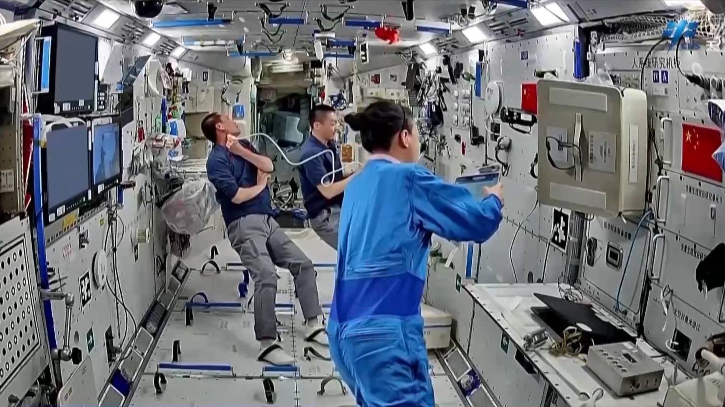 L'équipage chinois du Shenzhou-23 utilise un appareil de diagnostic à ultrasons pour effectuer des examens du cou. /CMG