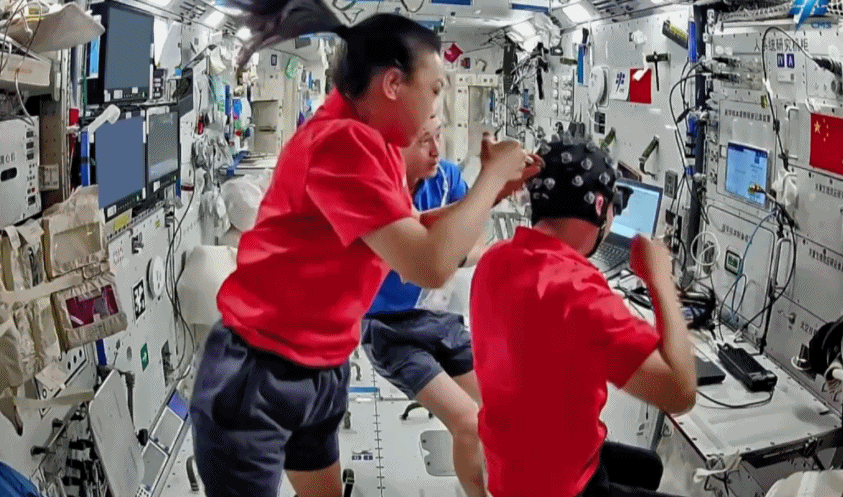 L'équipage du Shenzhou-23 utilise l'équipement d'acquisition de données d'électroencéphalogramme pour effectuer les tests pertinents. /CMG