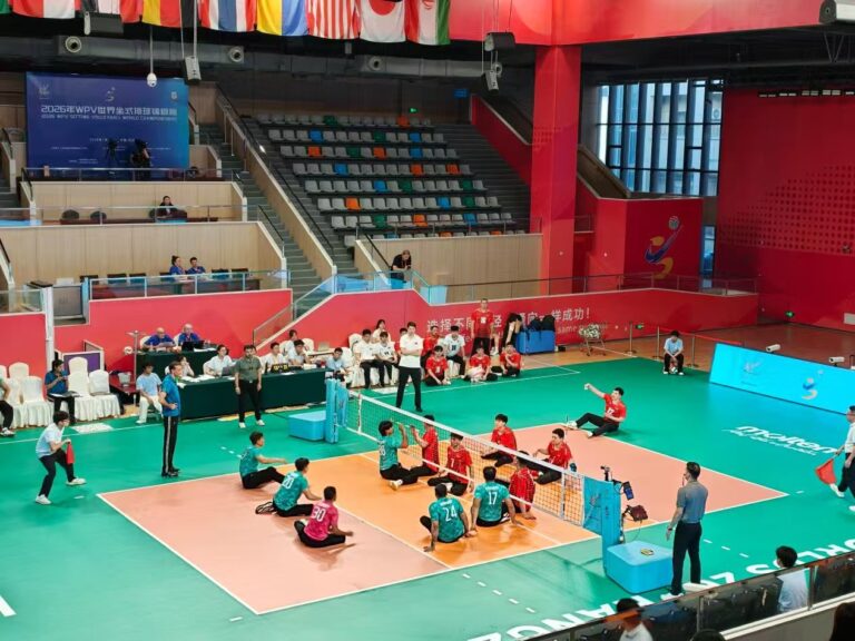 Un match des Championnats du monde de volleyball assis a lieu à la base d'entraînement de goalball de Chine à Hangzhou, dans la province du Zhejiang. /Luo Xiao, GCM