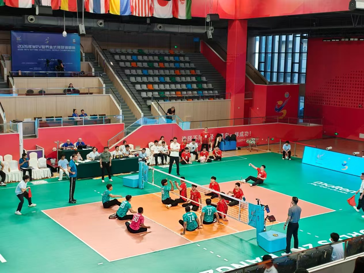 Un match des Championnats du monde de volleyball assis a lieu à la base d'entraînement de goalball de Chine à Hangzhou, dans la province du Zhejiang. /Luo Xiao, GCM