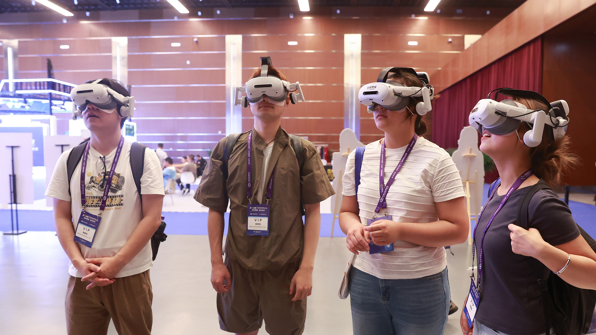 Les participants à la 25e Conférence Internet de Chine essayent des produits VR au Centre national des congrès de Chine à Pékin, capitale chinoise, le 8 juillet 2026. /VCG
