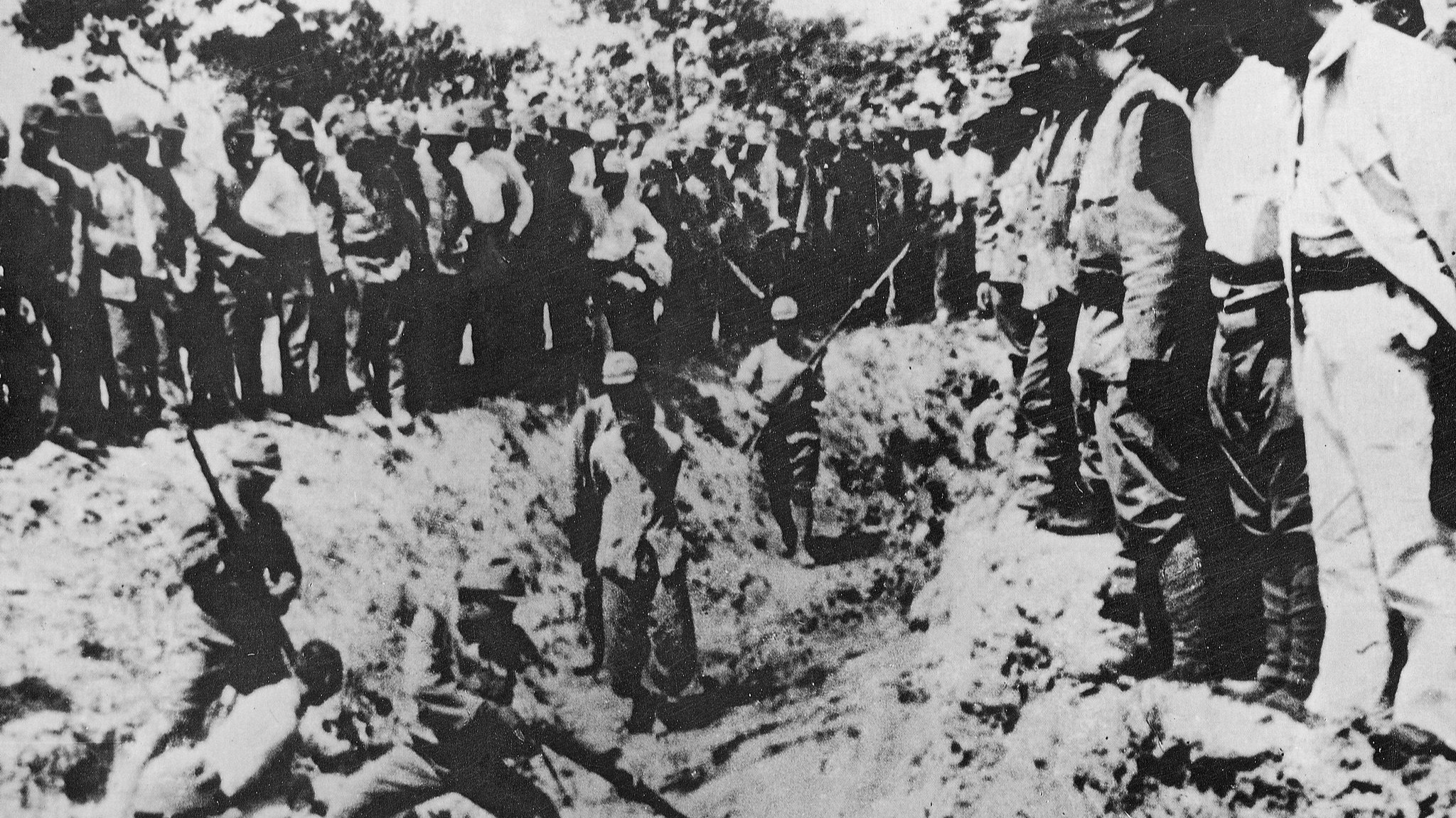 Une photo d'archives montre des soldats japonais frappant à la baïonnette des civils chinois lors du massacre de Nanjing en 1937. /VCG