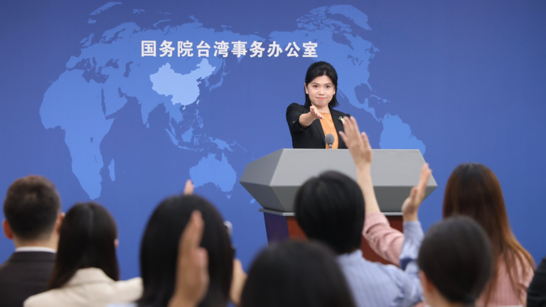 Une photo d'archive de Zhu Fenglian, porte-parole du Bureau des affaires de Taiwan du Conseil d'État, répondant aux questions lors d'une conférence de presse régulière à Pékin, en Chine. /VCG