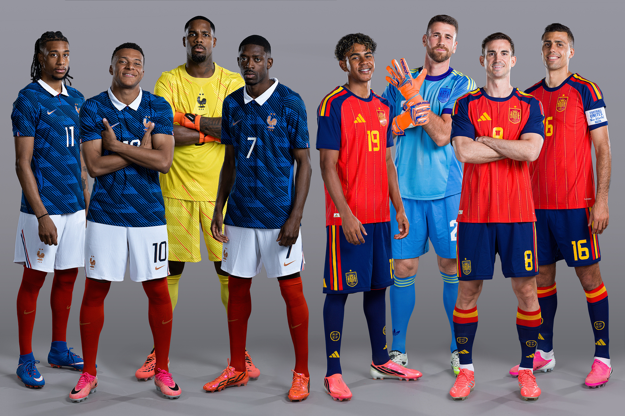 De gauche à droite : le milieu de terrain français Michael Olise, l'attaquant Kylian Mbappe, le gardien Mike Maignan, l'attaquant Ousmane Dembele, le milieu de terrain espagnol Lamine Yamal, le gardien Unai Simon et les milieux de terrain Fabian Ruiz Pena et Rodri. /VCG
