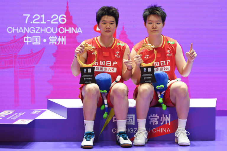Les Chinois Liu Shengshu (à droite) et Tan Ning célèbrent après avoir battu les Japonais Yuki Fukushima et Mayu Matsumoto lors de la finale du double féminin à l'Open de Chine de la BWF à Changzhou, dans la province du Jiangsu (est de la Chine), le 26 juillet 2026. /VCG