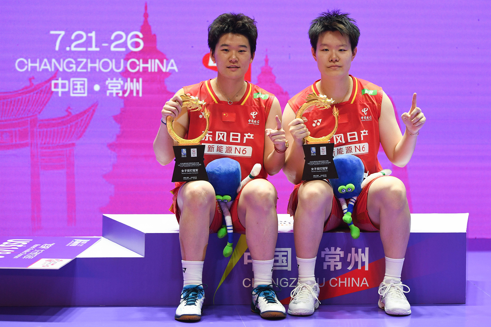 Les Chinois Liu Shengshu (à droite) et Tan Ning célèbrent après avoir battu les Japonais Yuki Fukushima et Mayu Matsumoto lors de la finale du double féminin à l'Open de Chine de la BWF à Changzhou, dans la province du Jiangsu (est de la Chine), le 26 juillet 2026. /VCG