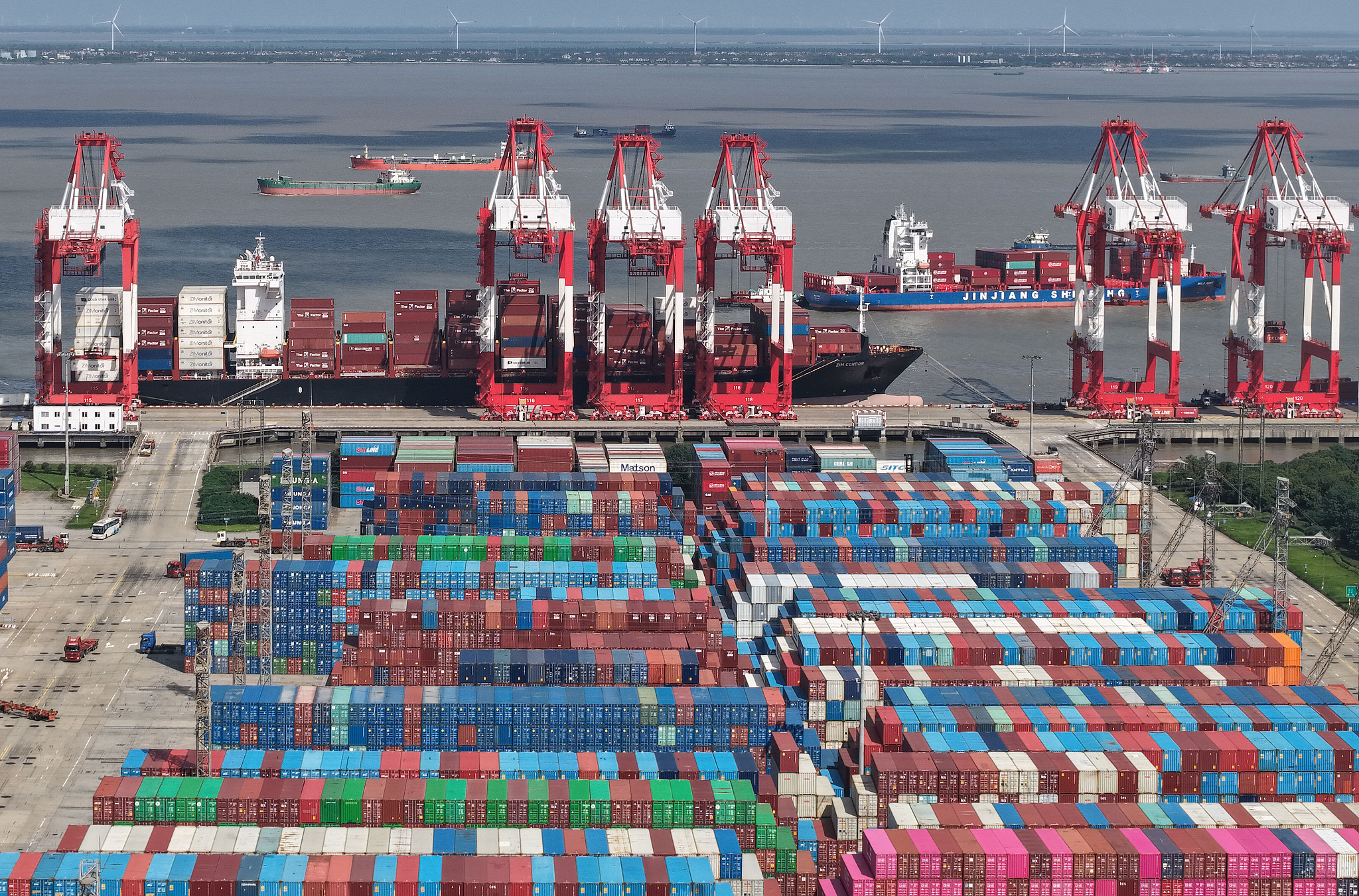 Une pile de conteneurs sur un quai du port de Shanghai, en Chine, le 9 juin 2026. /VCG