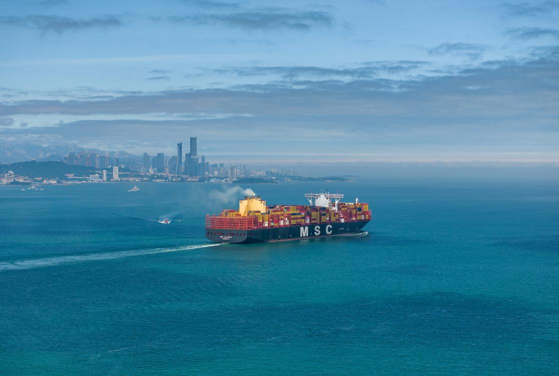 De gros cargos arrivent et partent du port de Qingdao, à Qingdao, province du Shandong, Chine, le 3 juin 2026. /VCG