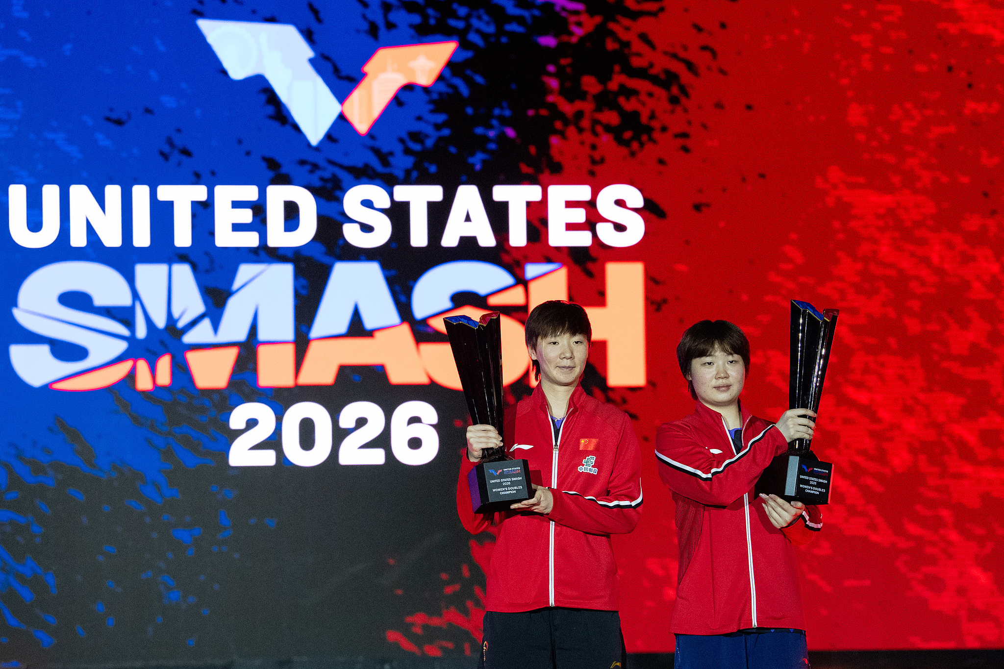 Les Chinois Wang Manyu (à gauche) et Kuai Man affichent leurs trophées après avoir remporté le titre en double féminin au WTT United States Smash à Los Angeles, Californie, le 4 juillet 2026. /VCG