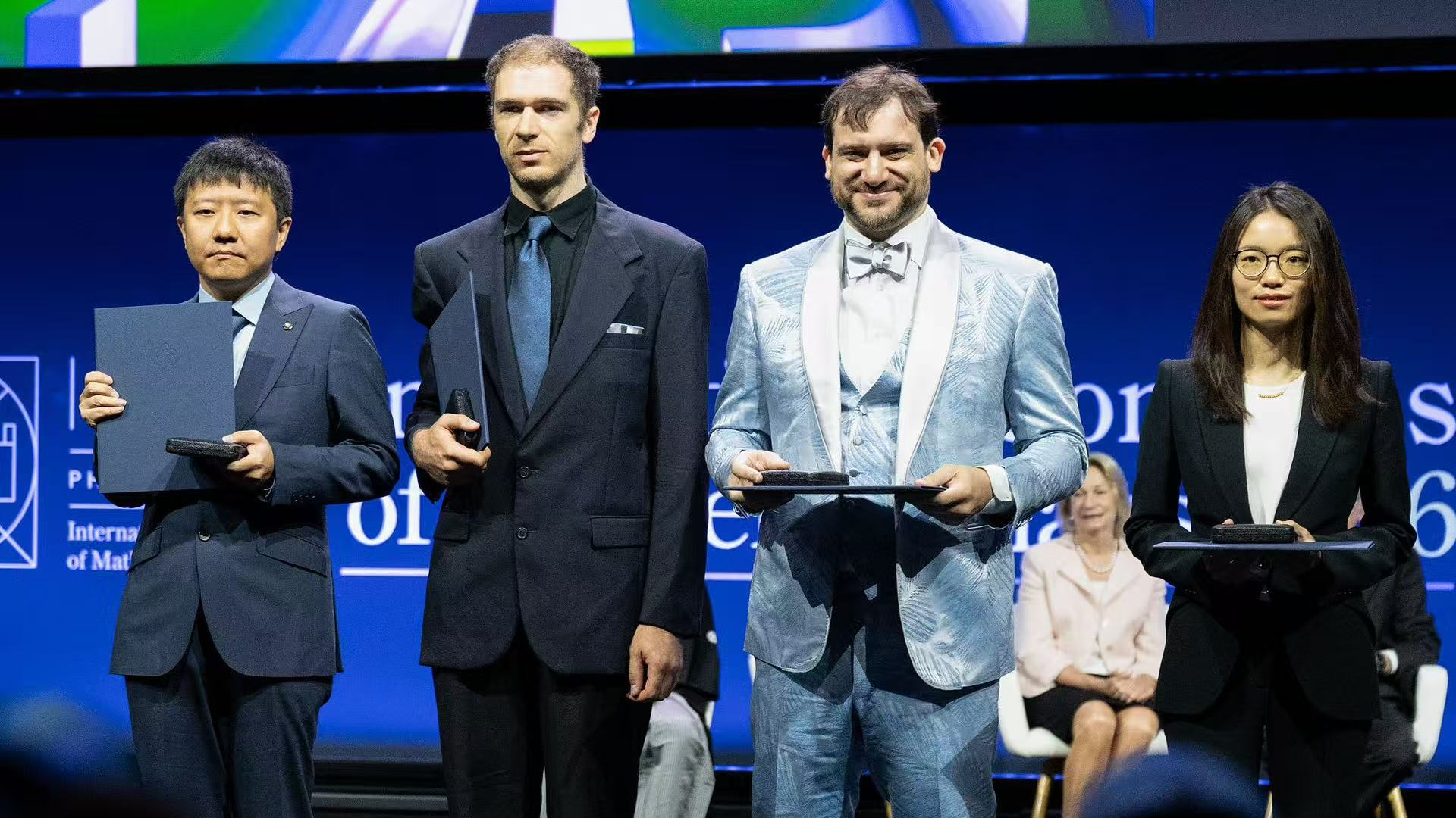 Quatre lauréats de la médaille Fields posent pour des photos sur scène après avoir reçu leur médaille Fields lors du Congrès international des mathématiciens à Philadelphie, le 23 juillet 2026. /VCG