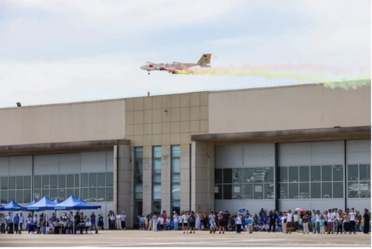 Un avion conçu par de jeunes concurrents survole l'aéroport de Moganshan dans le comté de Deqing, province du Zhejiang, le 27 juillet 2026. /Yao Haixiang