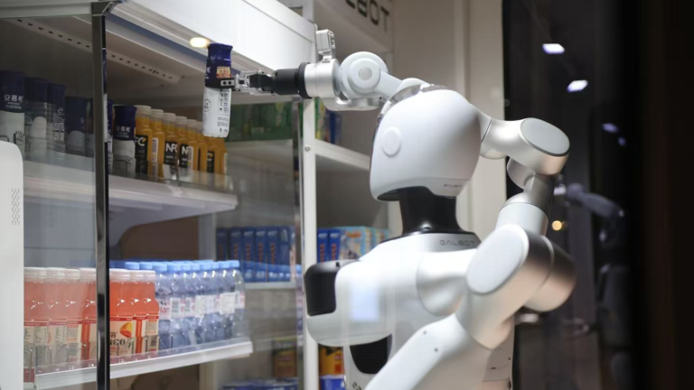 Un robot humanoïde Galbot vend des collations et des boissons dans un point de vente au détail intelligent à Zhengzhou, province du Henan, Chine, le 23 mai 2026. /VCG
