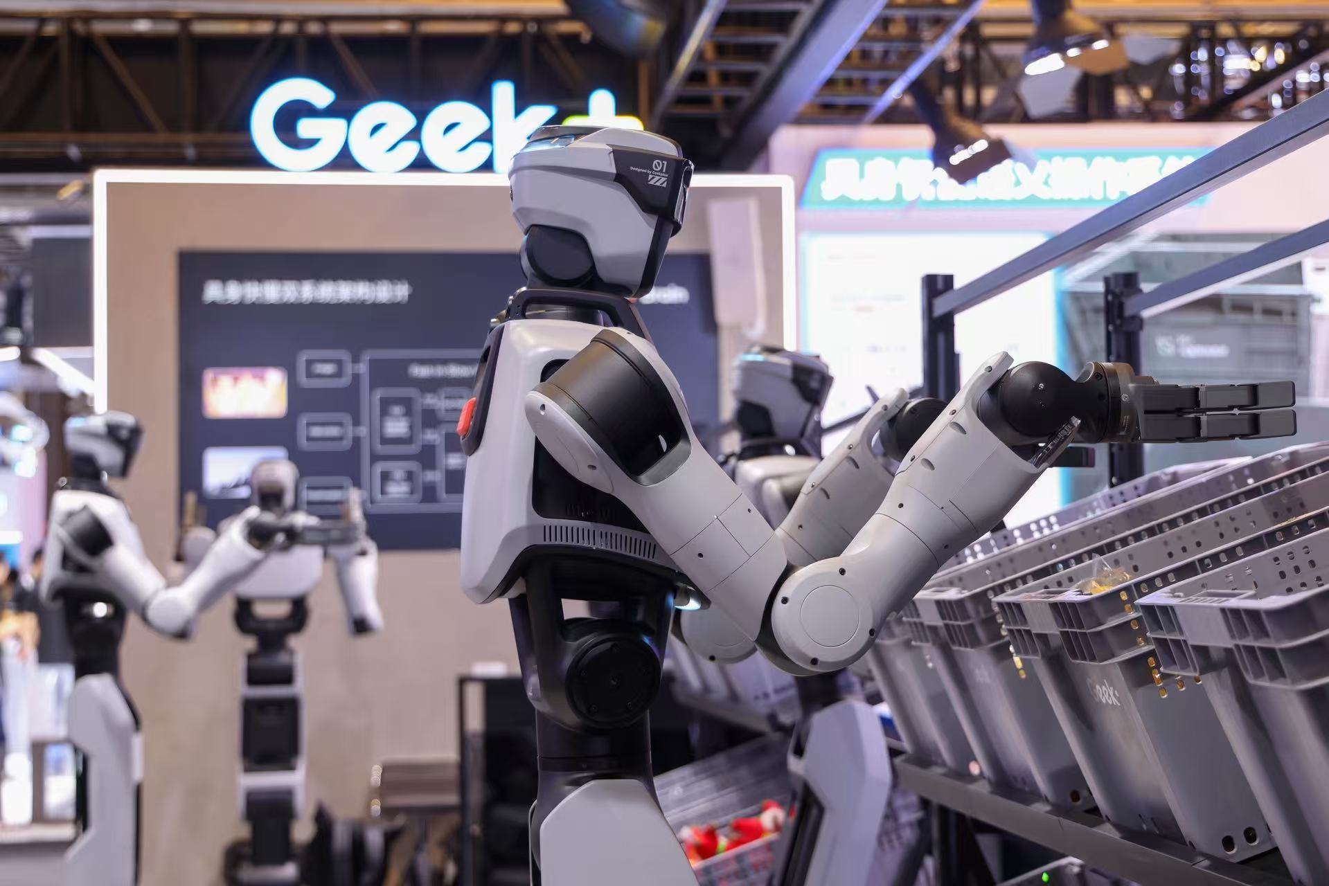 Geek+ présente son robot de préparation de commandes humanoïde Gino 1 et d'autres systèmes d'automatisation logistique lors de la Conférence mondiale sur l'IA 2026 à Shanghai, en Chine, le 17 juillet 2026. /VCG
