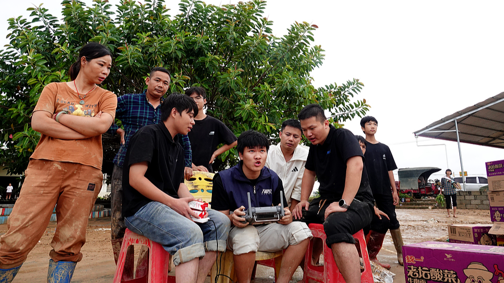 Des volontaires utilisent des drones pour transporter des fournitures, Nanning, région autonome Zhuang du Guangxi (sud de la Chine), le 7 juillet 2026. /VCG