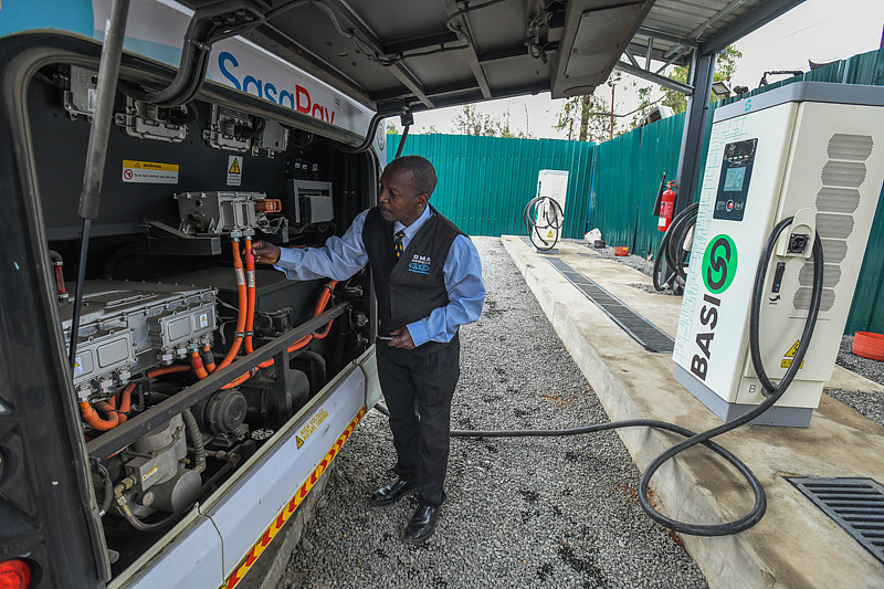 DOSSIER : Un bus électrique est nettoyé et entretenu pendant la recharge à Nairobi, la capitale du Kenya, le 17 août 2023. /CFP