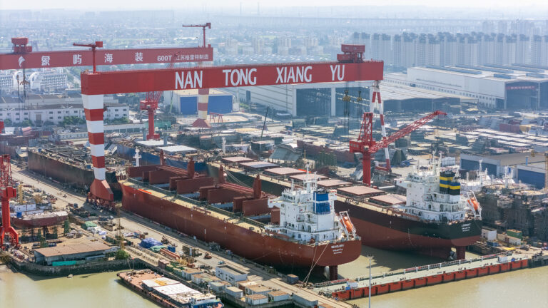 Plusieurs navires sont en construction chez Nantong Xiangyu Marine Equipment Co., Ltd., et la production se déroule de manière chargée et ordonnée, Nantong, province du Jiangsu, Chine orientale, le 15 juillet 2026. /VCG