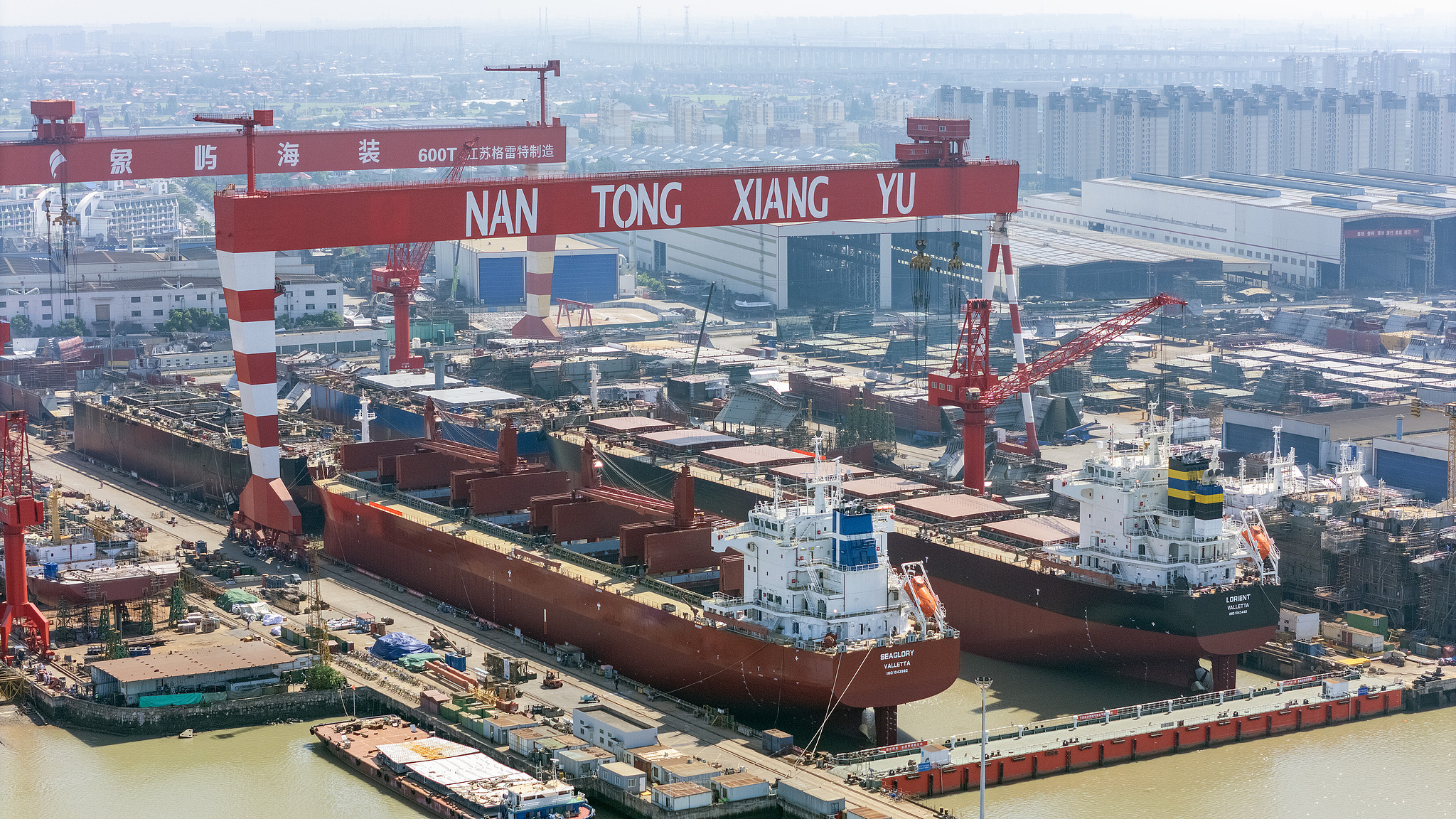 Plusieurs navires sont en construction chez Nantong Xiangyu Marine Equipment Co., Ltd., et la production se déroule de manière chargée et ordonnée, Nantong, province du Jiangsu, Chine orientale, le 15 juillet 2026. /VCG