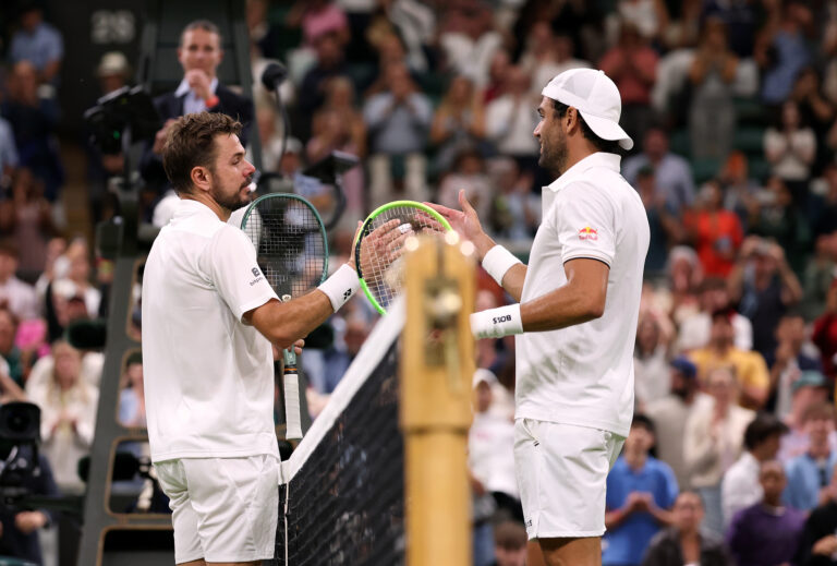 Le Suisse Stan Wawrinka (à gauche) serre la main de l'Italien Matteo Berrettini après leur premier tour de match masculin aux championnats de Wimbledon au All England Lawn Tennis and Croquet Club à Londres, Angleterre, le 30 juin 2026. /VCG