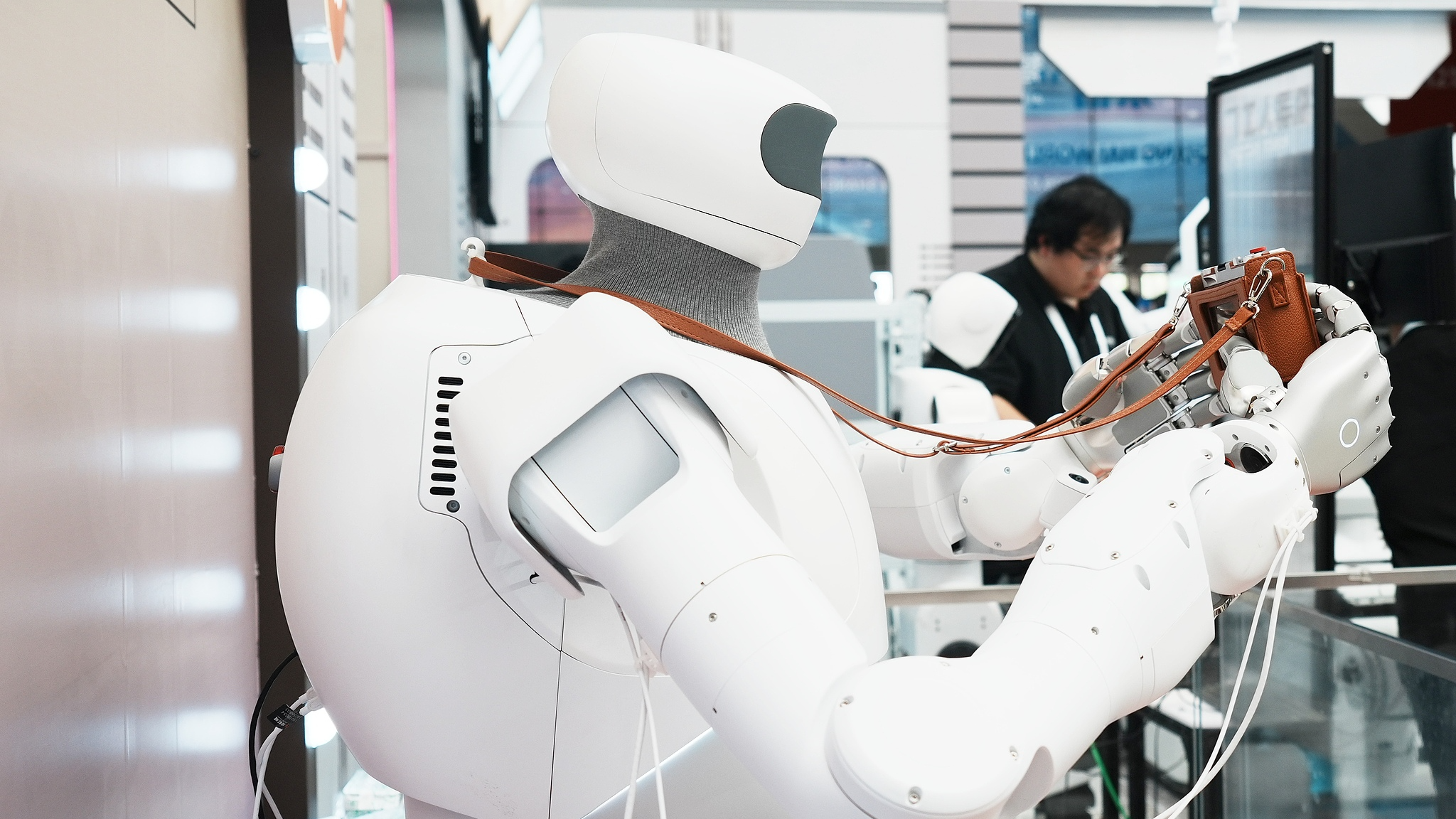 Un robot humanoïde prend des photos en direct pour les participants lors de la Conférence mondiale sur l'intelligence artificielle à Shanghai le 17 juillet 2026. /VCG