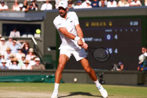 Novak Djokovic et Jannik Sinner prêts pour la confrontation en demi-finale de Wimbledon