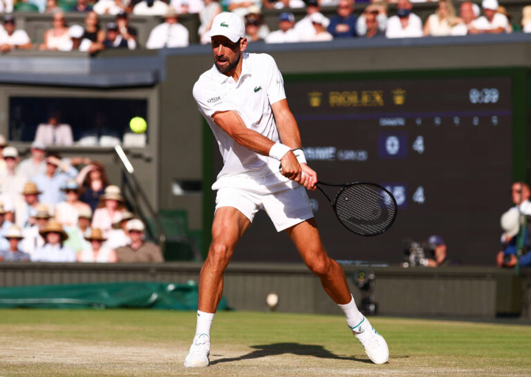 Le Serbe Novak Djokovic frappe un tir contre le Canadien Felix Auger-Aliassime lors d'un match quart de finale masculin aux championnats de Wimbledon au All England Lawn Tennis and Croquet Club à Londres, Angleterre, Royaume-Uni, le 7 juillet 2026. /VCG