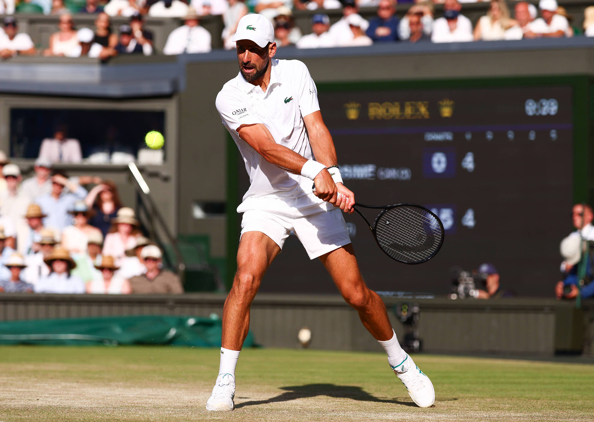 Le Serbe Novak Djokovic frappe un tir contre le Canadien Felix Auger-Aliassime lors d'un match quart de finale masculin aux championnats de Wimbledon au All England Lawn Tennis and Croquet Club à Londres, Angleterre, Royaume-Uni, le 7 juillet 2026. /VCG