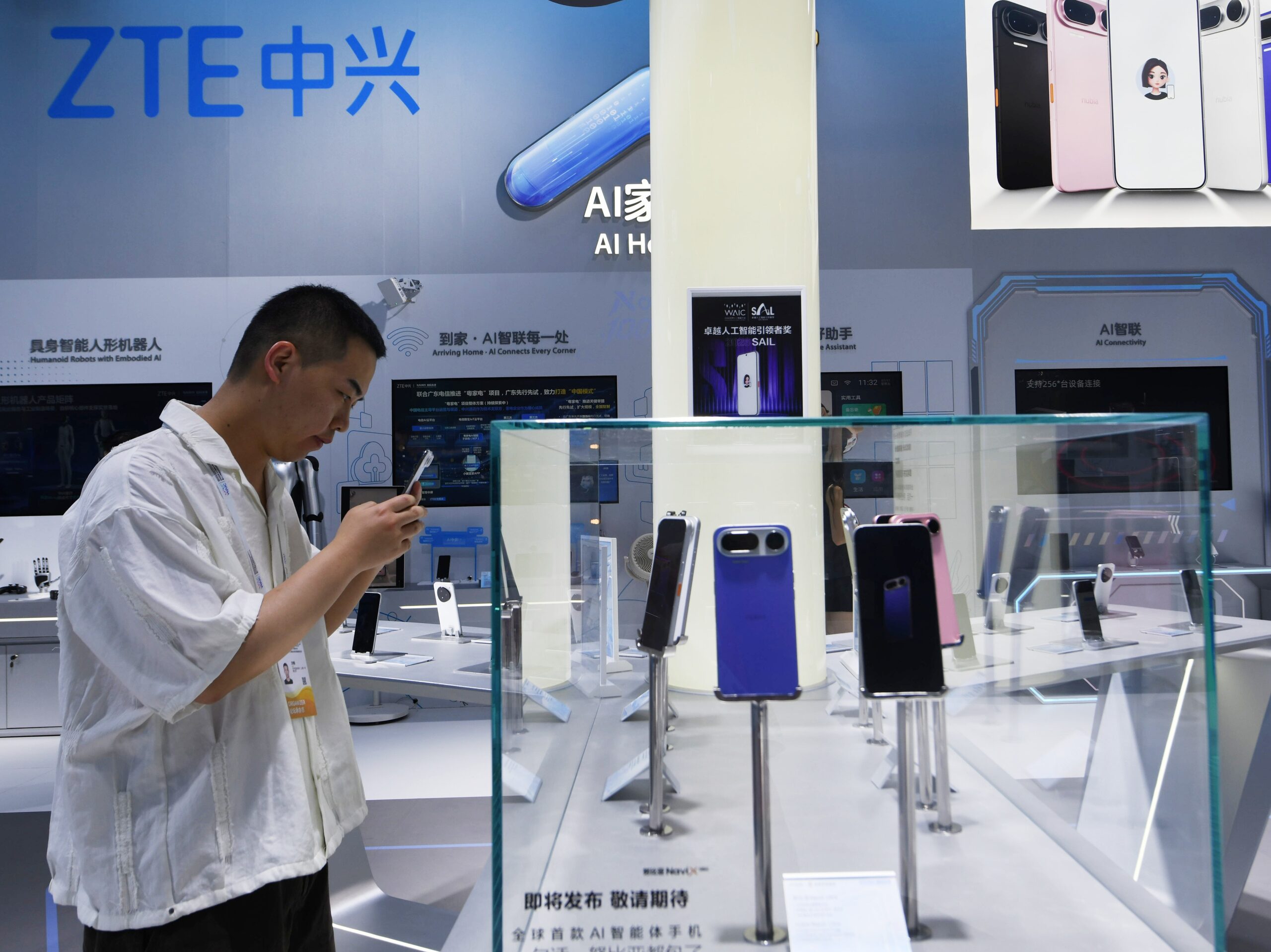 Les visiteurs voient le smartphone Nubia NaviX Ultra alimenté par l'assistant téléphonique Doubao de ByteDance lors de la Conférence mondiale sur l'intelligence artificielle (WAIC) 2026 à Shanghai, en Chine, le 17 juillet 2026. /VCG
