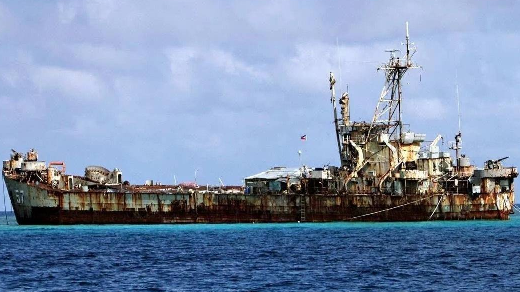Un navire de guerre philippin rouillé de la Seconde Guerre mondiale s'est échoué illégalement à Ren'ai Jiao pendant plus de 20 ans. /Xinhua