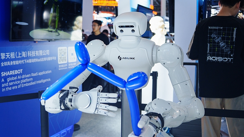 Un robot humanoïde fabrique des animaux en ballon lors de la Conférence mondiale sur l'IA et réunion de haut niveau sur la gouvernance mondiale de l'IA 2026 à Shanghai, dans l'est de la Chine, le 18 juillet 2026. /VCG