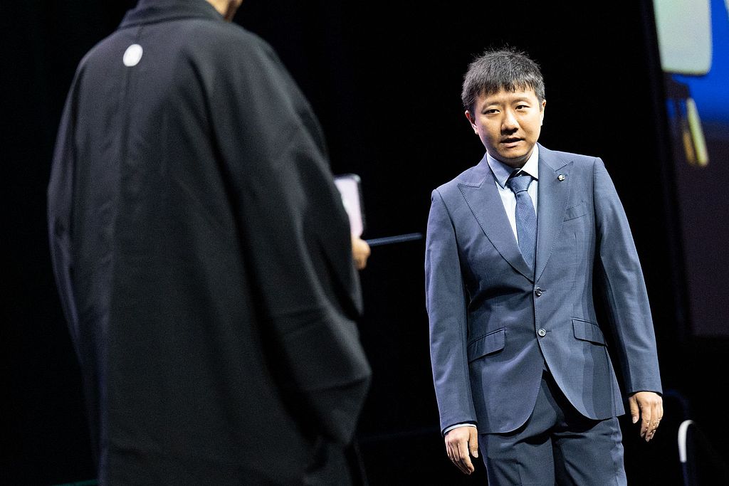 Le mathématicien chinois Deng Yu monte sur scène alors qu'il reçoit la médaille Fields 2026 lors du Congrès international des mathématiciens à Philadelphie, le 23 juillet 2026. /VCG