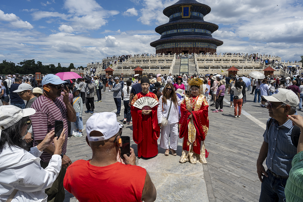 Touristes prenant des photos et visitant le Temple du Ciel, Pékin, Chine, le 9 juin 2026. /VCG