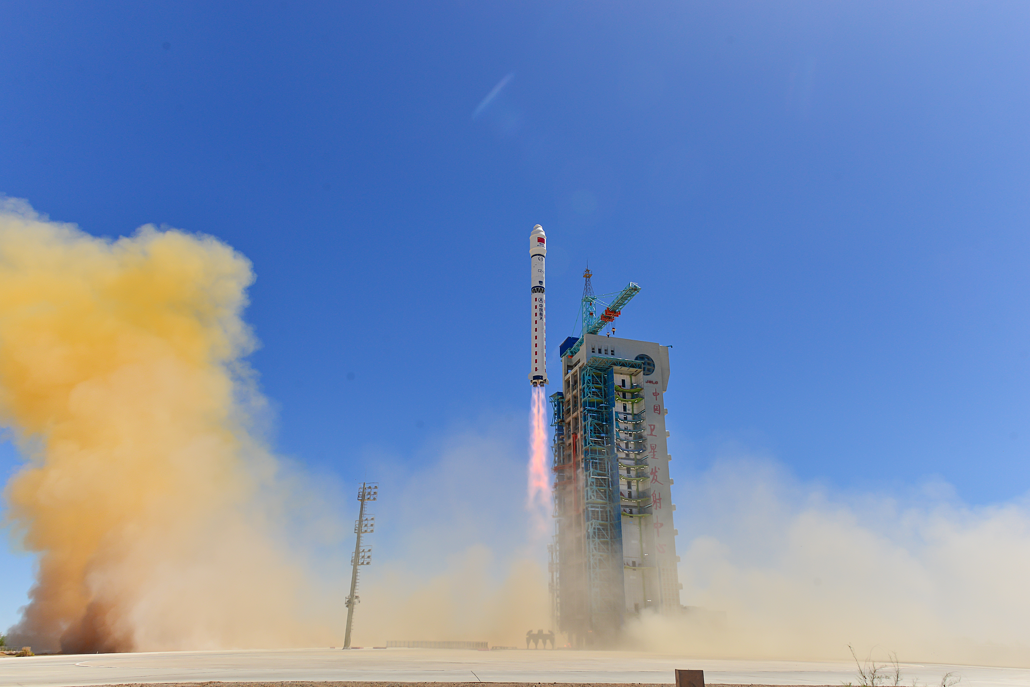 Une fusée Longue Marche-2D lance 12 satellites depuis le centre de lancement de satellites de Jiuquan, le 14 mai 2025. /VCG