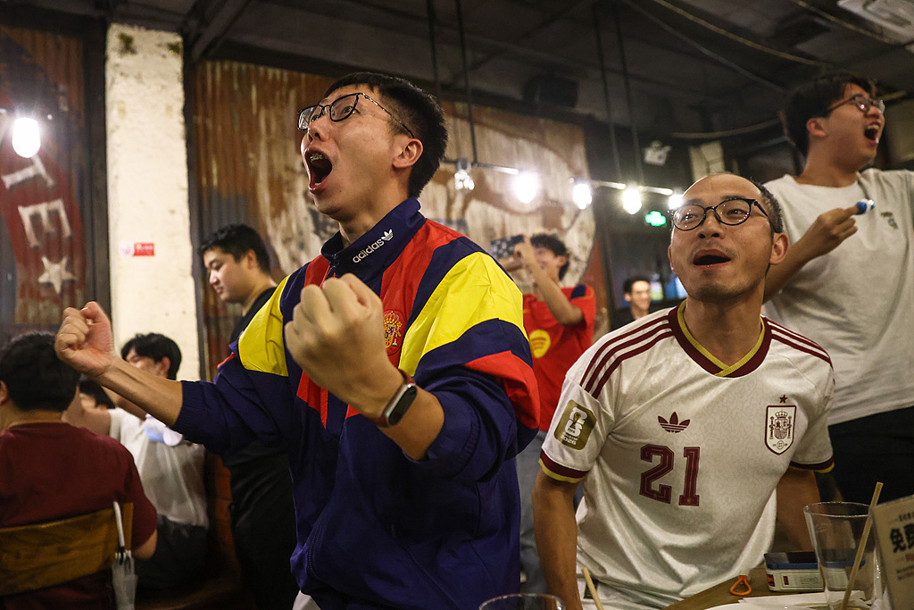 Des fans regardent le match final de la Coupe du Monde de la FIFA 2026 entre l'Espagne et l'Argentine dans un bar de Pékin, en Chine, le 20 juillet 2026. /VCG