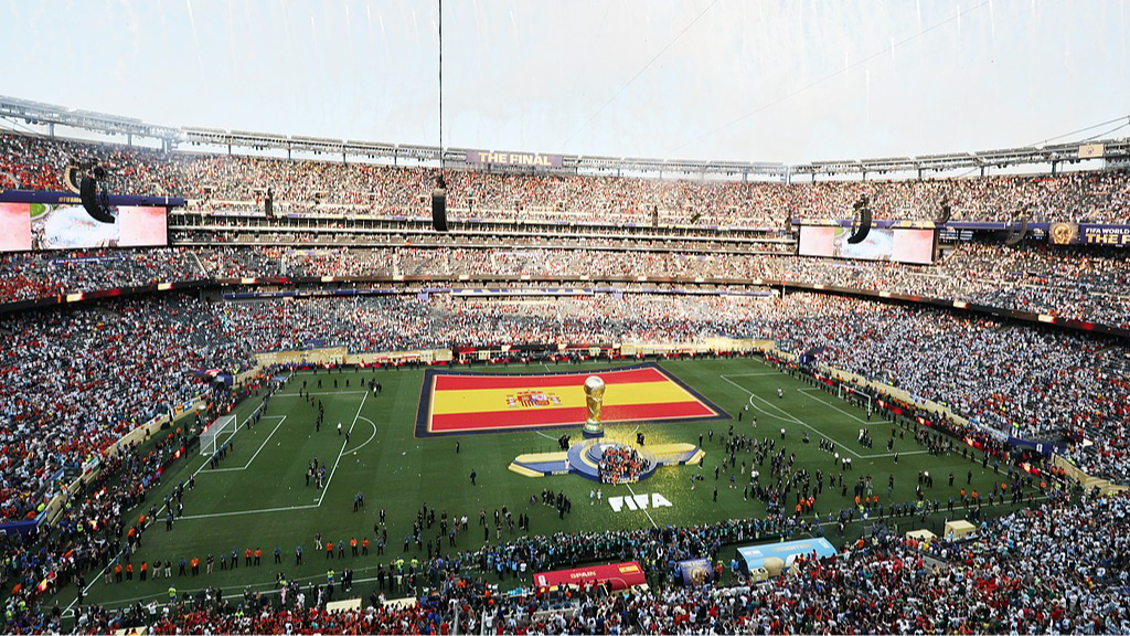 L'équipe espagnole célèbre sur le podium au MetLife Stadium du New Jersey, aux États-Unis, après avoir battu l'Argentine 1-0 pour remporter la Coupe du Monde de la FIFA 2026, le 19 juillet 2026. /VCG