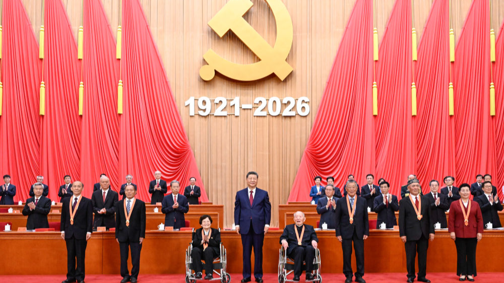 Le président chinois Xi Jinping, également secrétaire général du Comité central du Parti communiste chinois (PCC) et président de la Commission militaire centrale, participe à un rassemblement célébrant le 105e anniversaire de la fondation du PCC à Pékin, en Chine, le 1er juillet 2026. /Xinhua